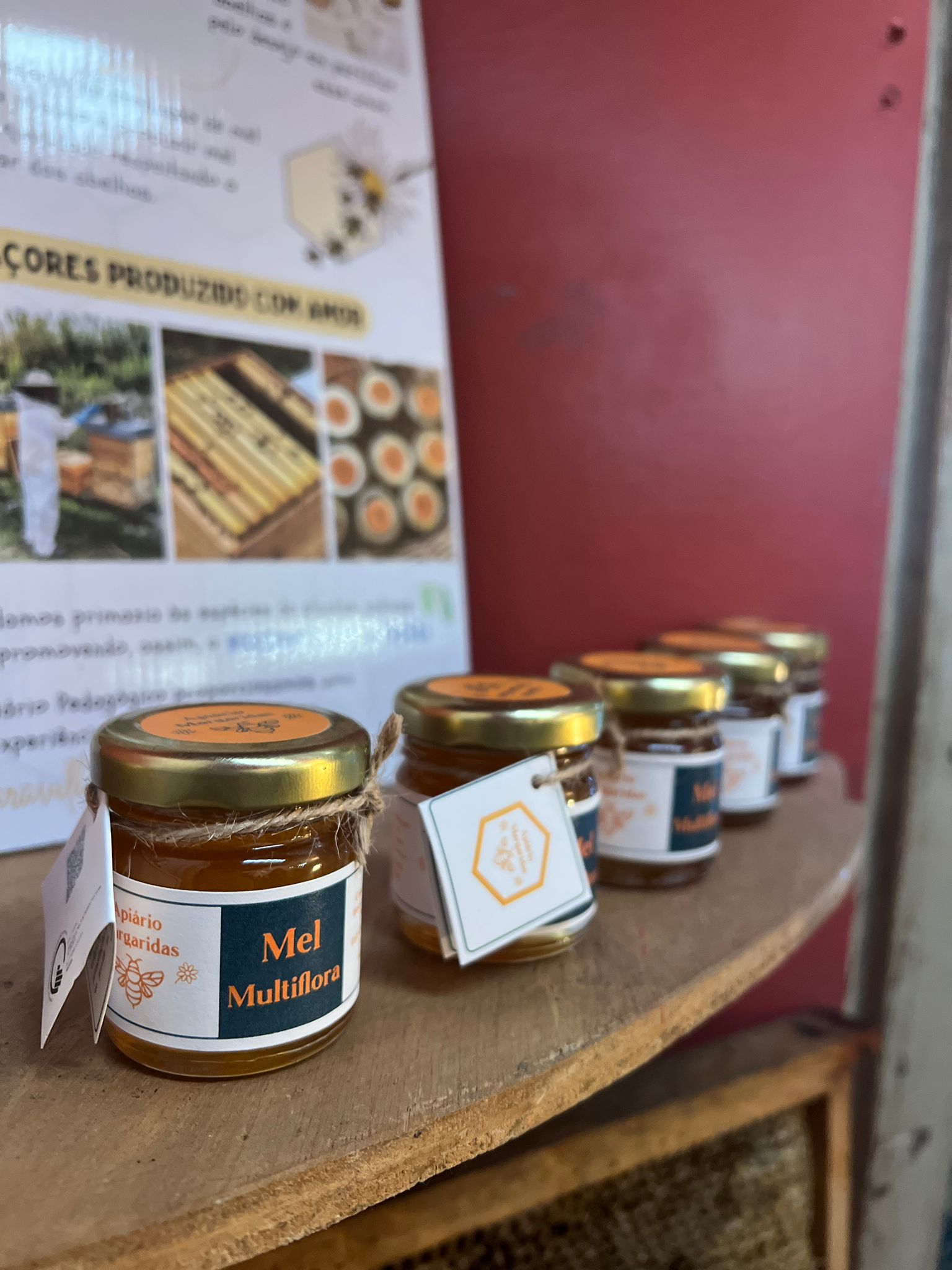 Small jars of Mel Multiflora with the Apiário Margaridas label